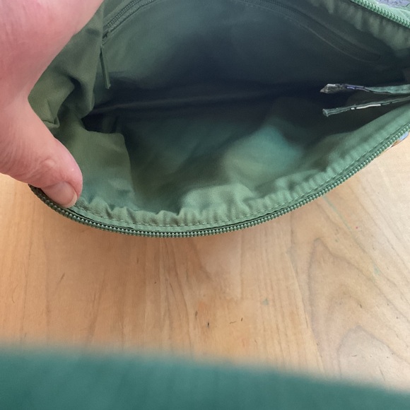 NWT Vera Bradley Green Quilted Dog Print Shoulder Bag - Picture 4 of 4